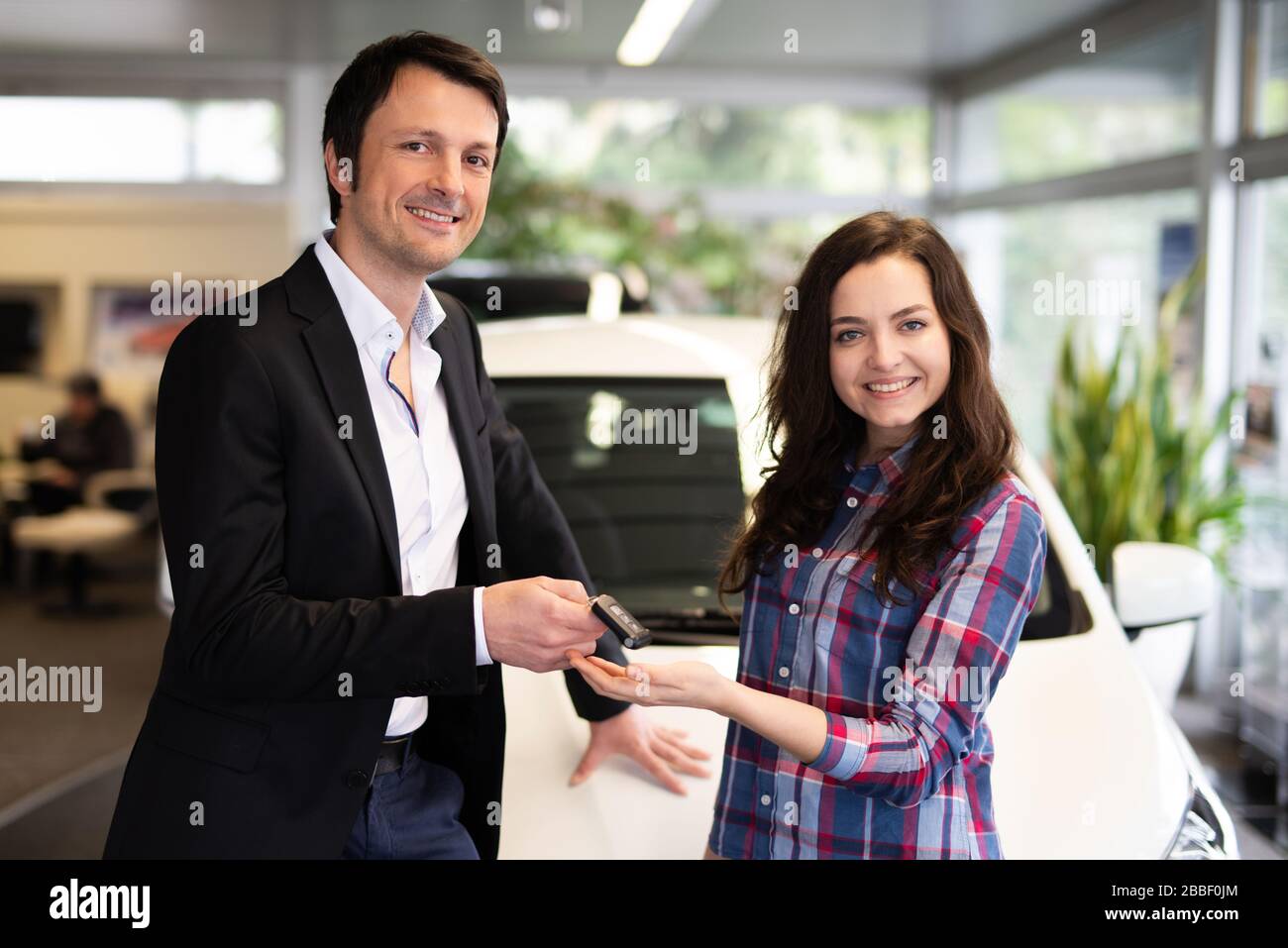 Car keys hands showroom hi-res stock photography and images - Alamy