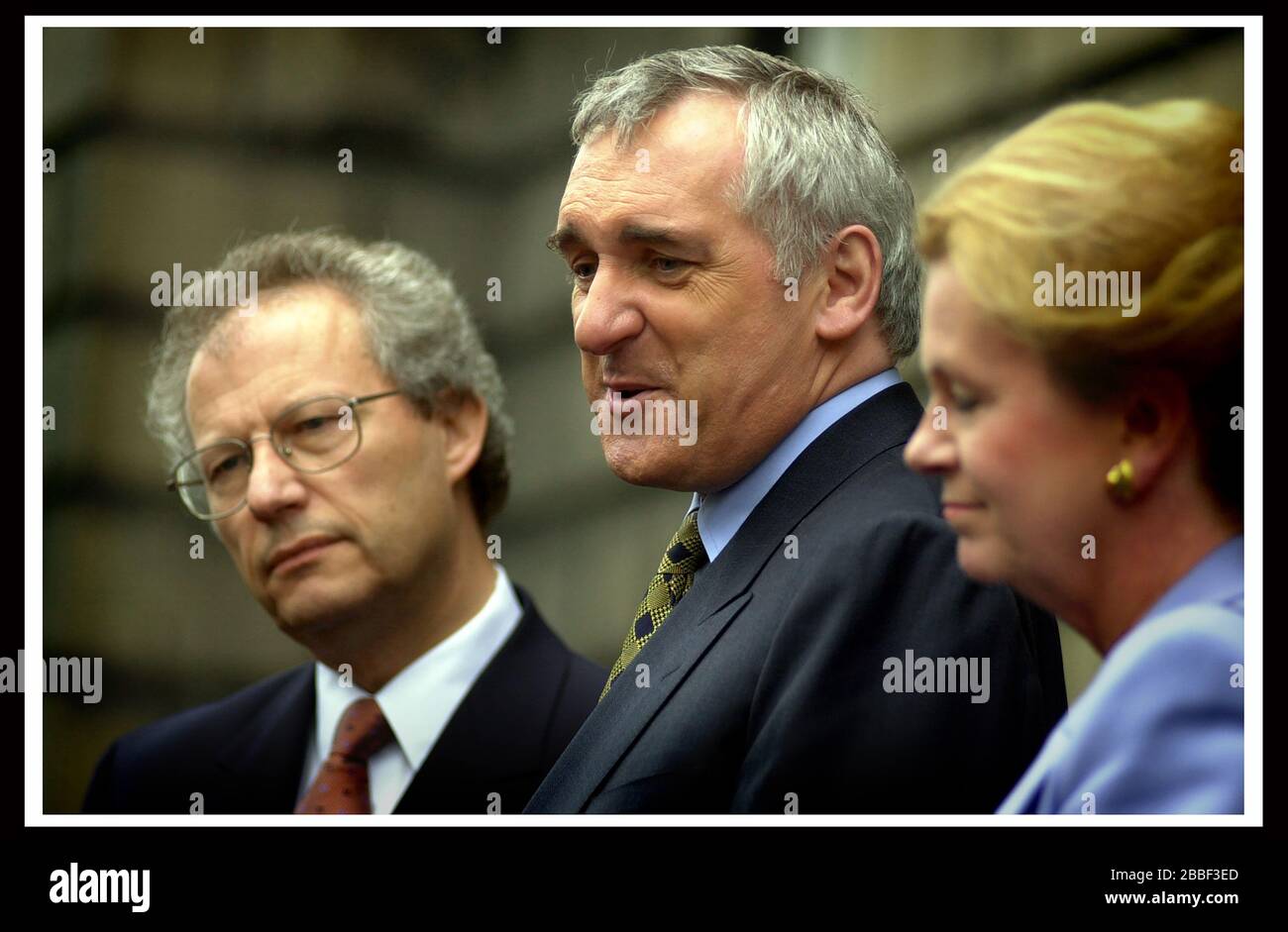 Irish Taoiseach Berty Ahern with First minister of Scotland Henry Mcleish and Helen Liddle at  Bute House, Edinburgh Stock Photo