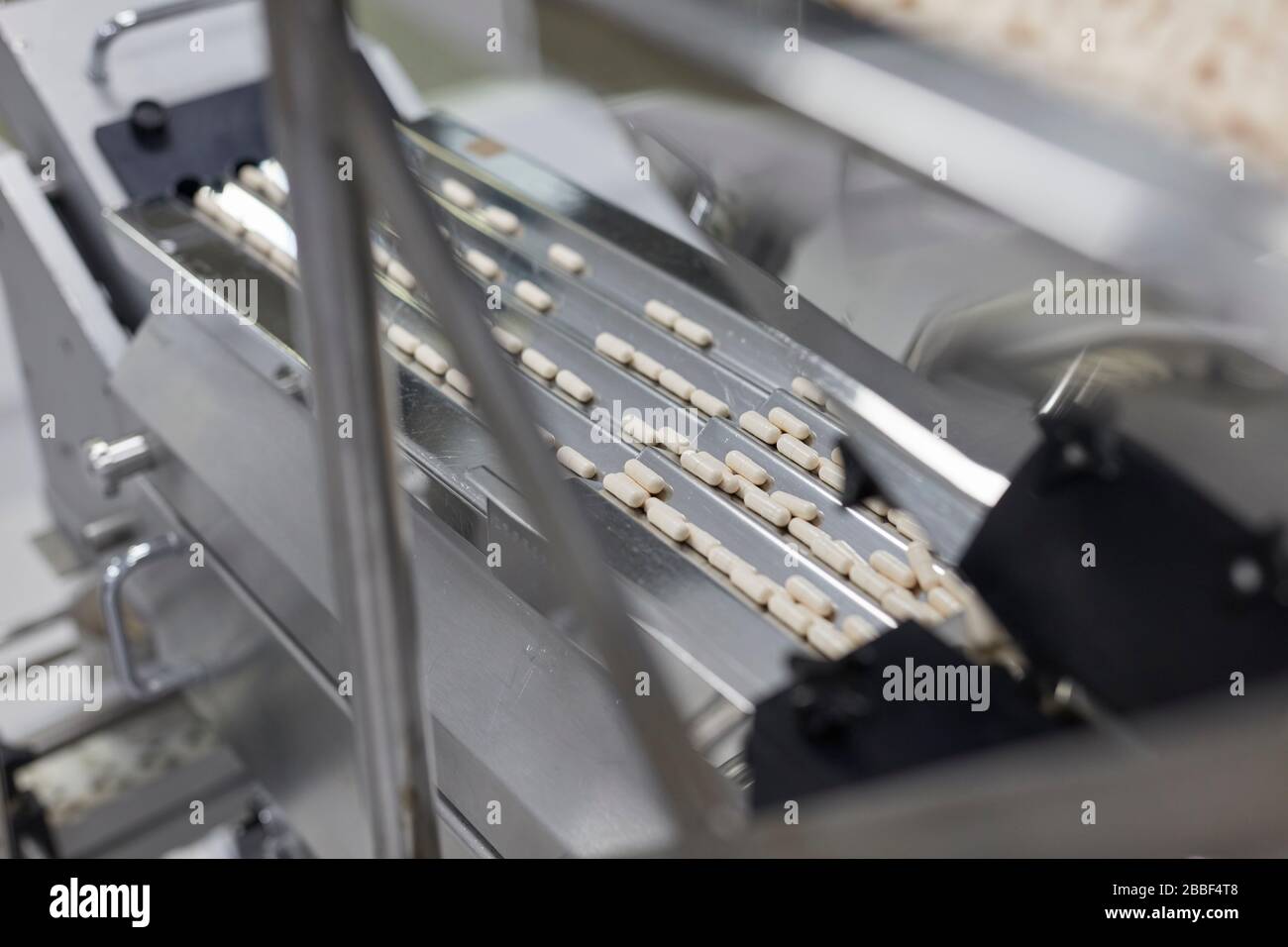pill making anti virus viral machine mass produced cover-19 corona Stock Photo