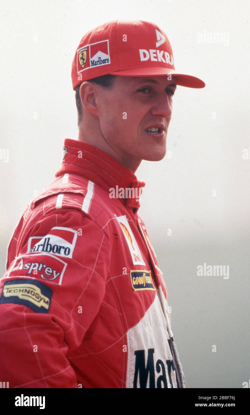 firo: Formula 1, season 1998 Sport, Motorsport, Formula 1, archive, archive pictures Team Ferrari (1996-2006) Michael Schumacher, Germany, was a Formula 1 driver from 1991 to 2006 and 2010 to 2012, Schumacher was 7, seven times , Formula 1, world champion, German national hero, brought Formula 1 after Germany, one of the largest Germans, 1st season at Ferrari Michael Schumacher, half figure | usage worldwide Stock Photo