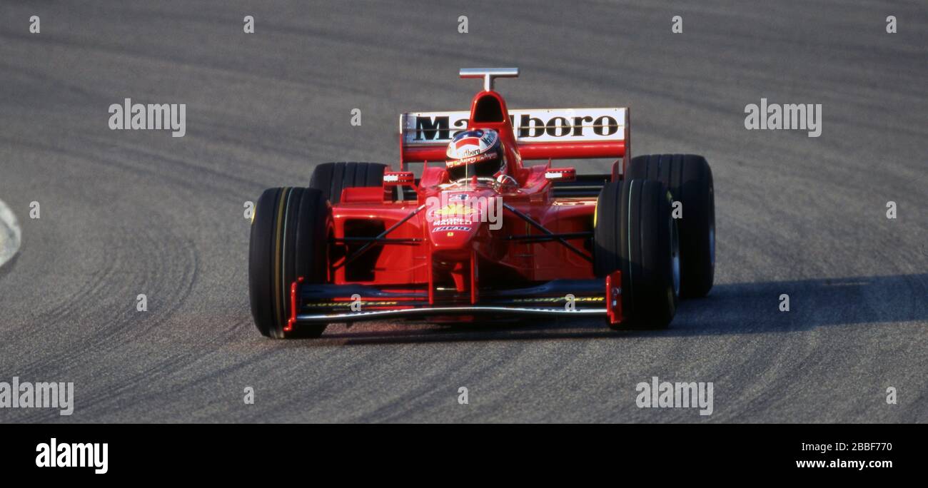 firo: Formula 1, season 1998 Sport, Motorsport, Formula 1, archive, archive pictures Team Ferrari (1996-2006) Michael Schumacher, Germany, was a Formula 1 driver from 1991 to 2006 and 2010 to 2012, Schumacher was 7, seven times , Formula 1, world champion, German national hero, brought Formula 1 after Germany, one of the largest Germans, 1st season at Ferrari Michael Schumacher, in the car | usage worldwide Stock Photo