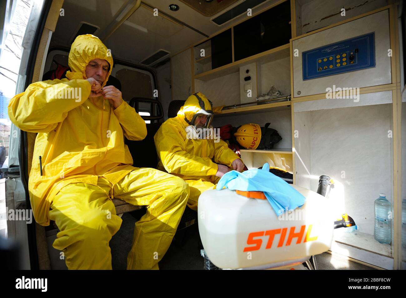 Team paramedics preparing ambulance hi-res stock photography and images ...