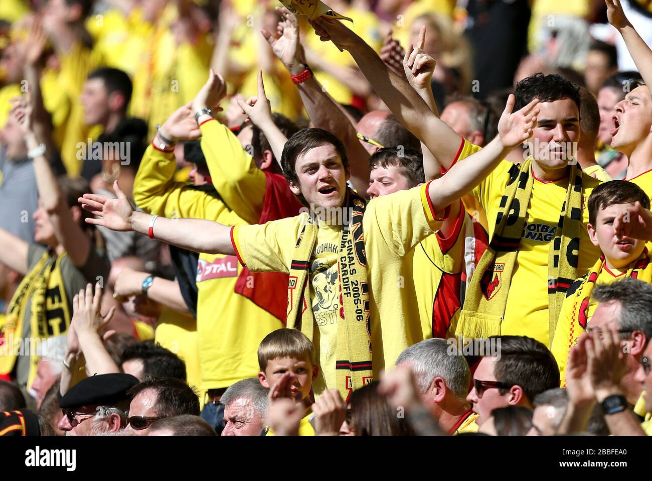 Land Forbindelse Mængde af Watford FC fans in the stands Stock Photo - Alamy