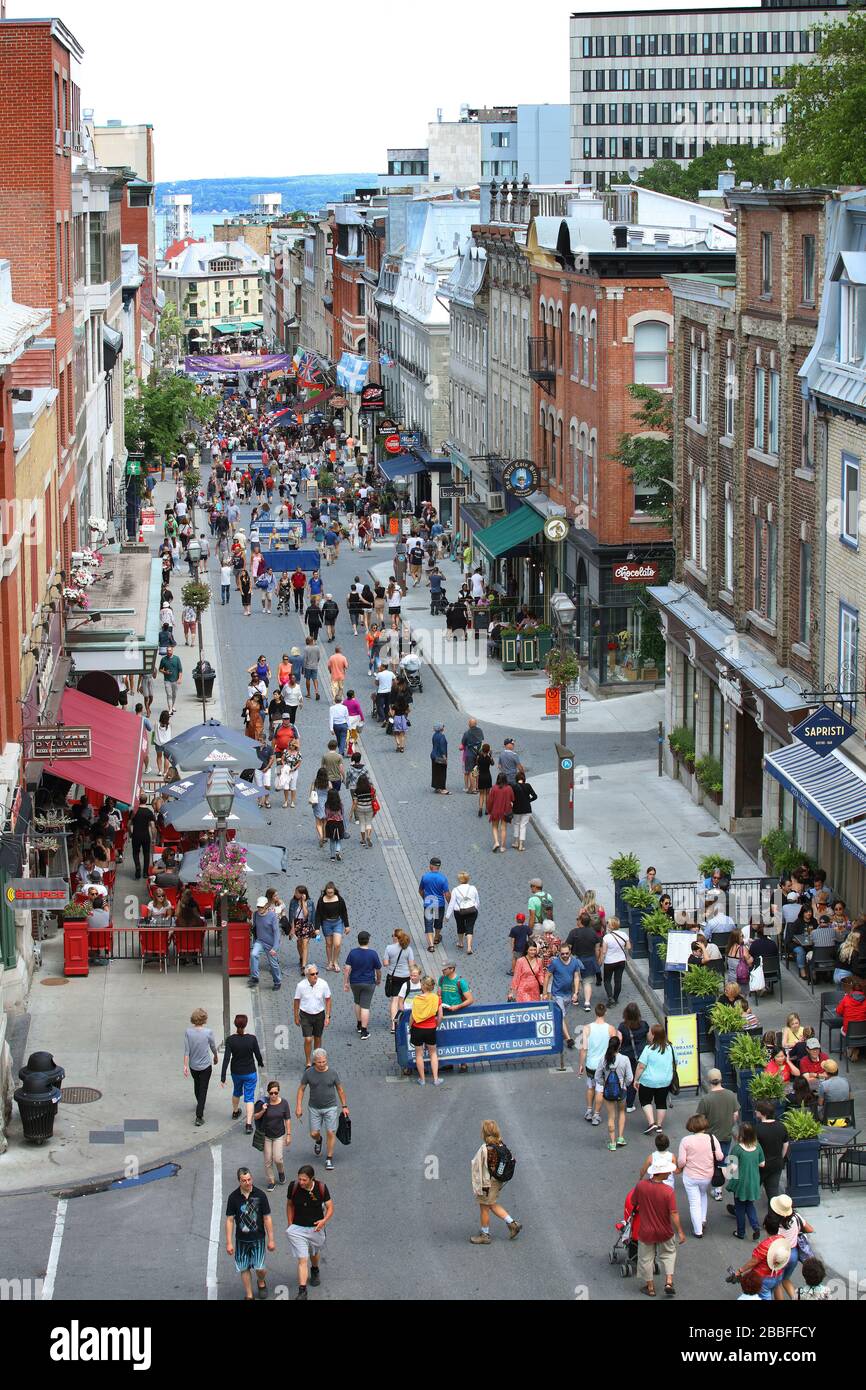 Closed to vehicular traffic on weekends and weekday evenings in summer, rue Saint-Jean becomes crowded with pedestrians taking advantage of the ambiance, good food and shopping. Upper Town, Quebec City, Province of Quebec, Canada Stock Photo
