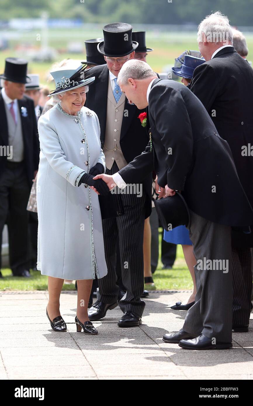 HRH The Queen shakes hands with Rupert Trevelyan, Jockey Club Racecourses' Regional Director, London Stock Photo