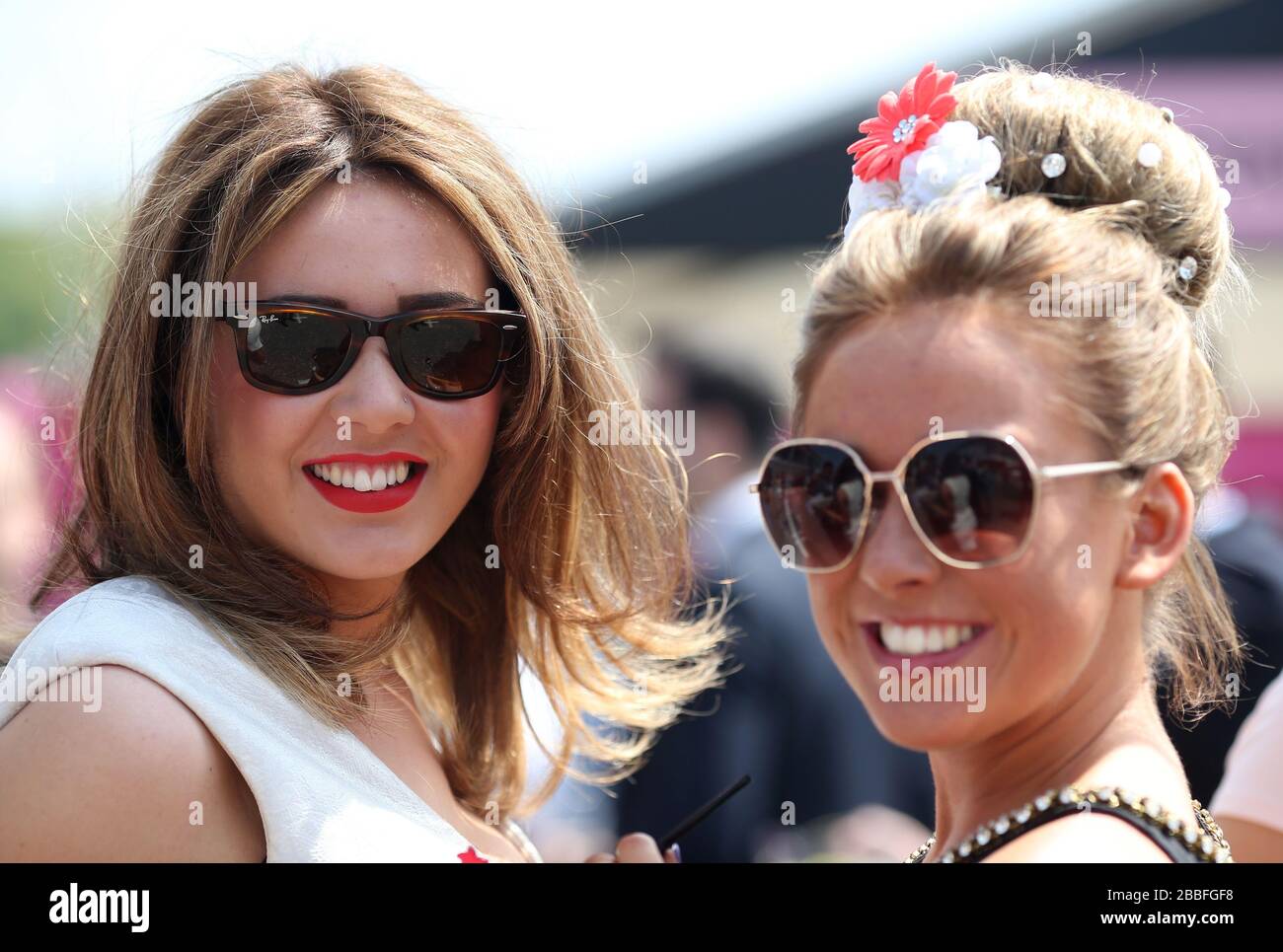 Racegoers enjoy their day at the races Stock Photo - Alamy