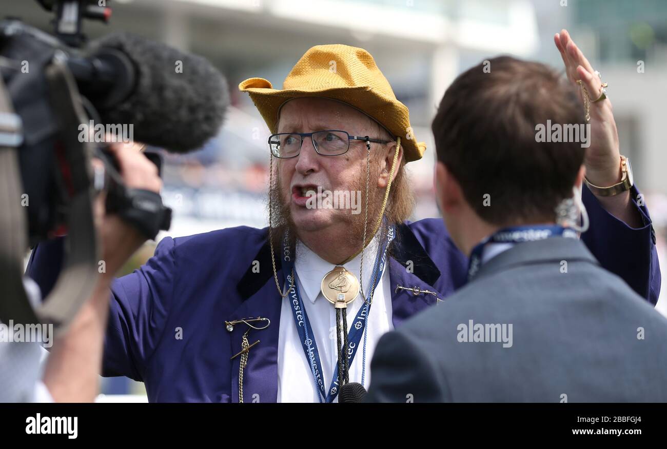 tv-racing-pundit-john-mccririck-hi-res-stock-photography-and-images-alamy