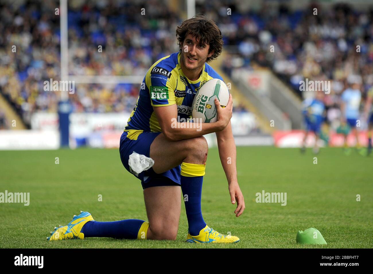 Warrington Wolves' Stefan Ratchford lines up a kick at goal Stock Photo ...