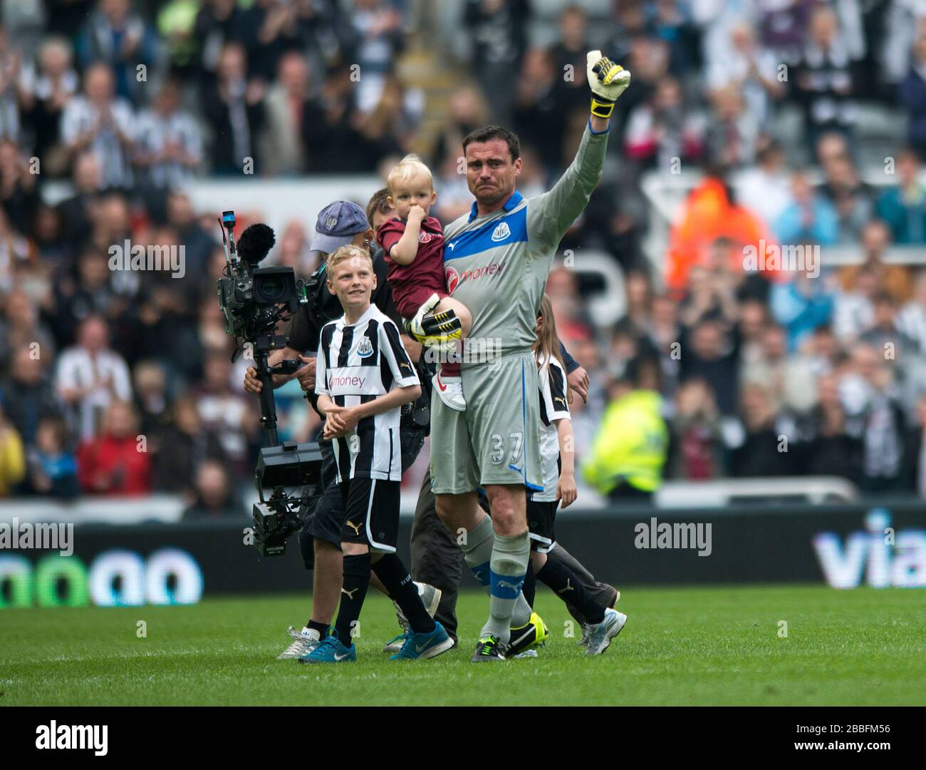 An emotional Newcastle United goalkeeper Steve Harper applauds the fans on his final game for Newcastle United Stock Photo