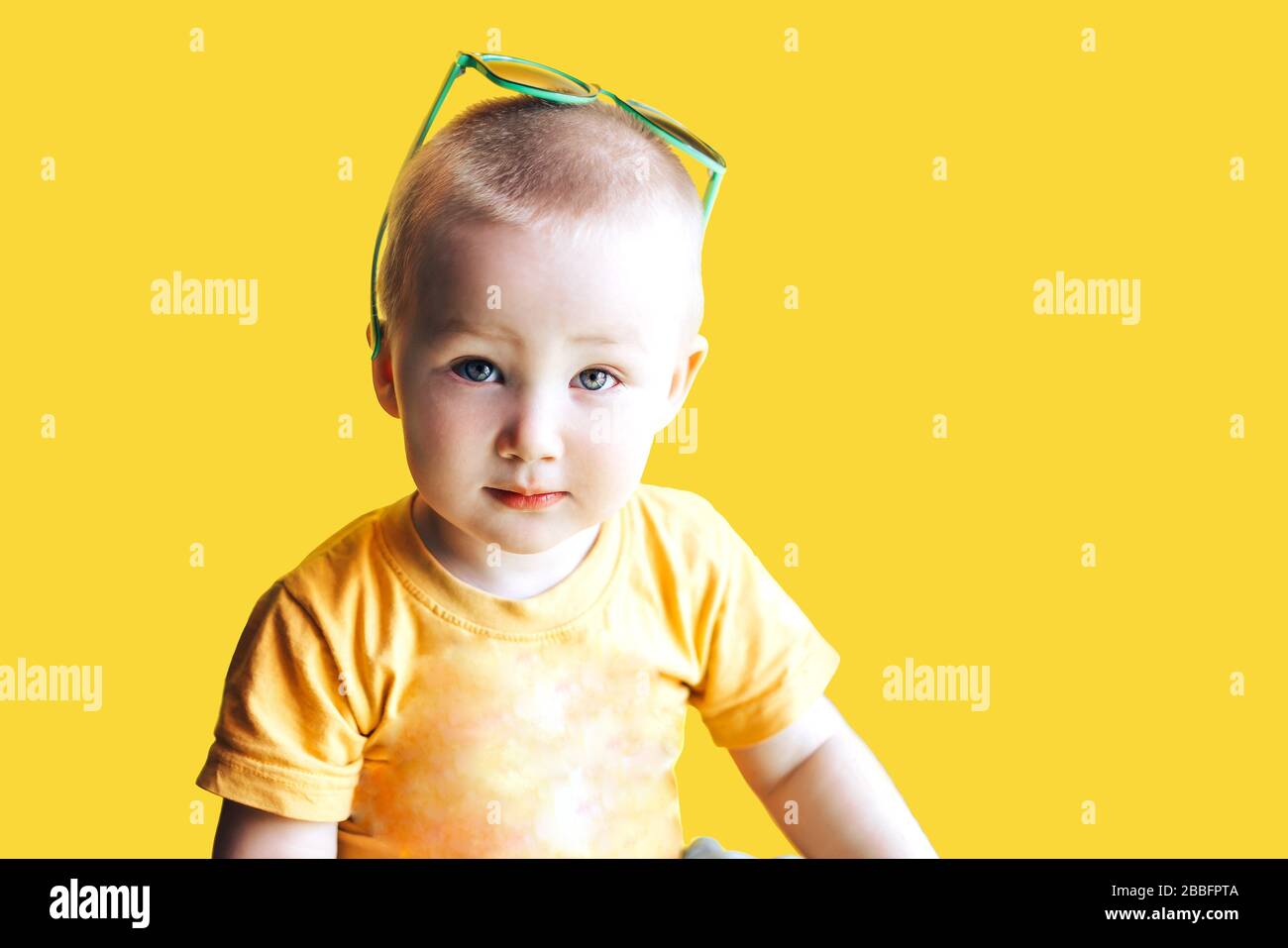 девочка играет малыша желтом желтом. девочка в желтом. девочка играет малыша желтом желтом. девочка играет малыша желтом желтом. девочка играет малыша желтом желтом.