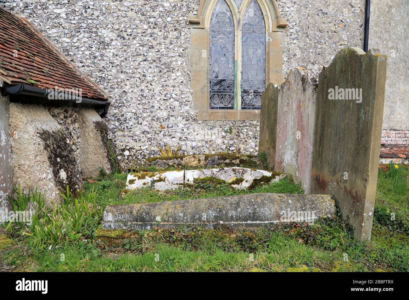 Graves and exterior of Doddington church (The Beheading of John the Baptist) near Sittingbourne in Kent, England Stock Photo