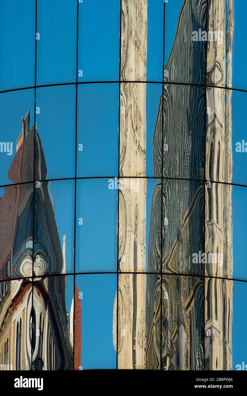 St. Stephens Cathedral mirrored in Haas Haus building, Vienna, Austria Stock Photo