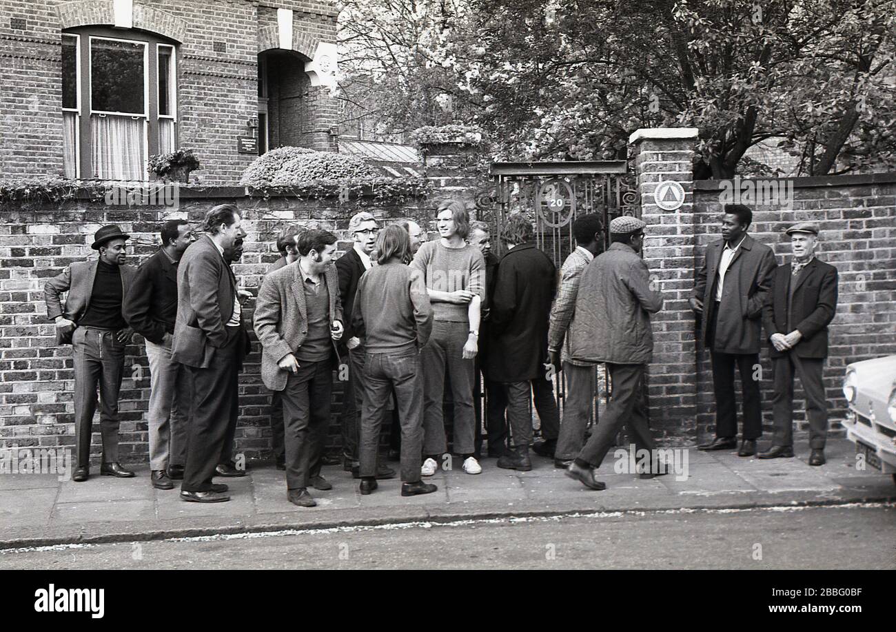 1970s, historical, a group of workers and union members gathered in protest on the pavement outside entrance to a victorian property housing the offices of the British trade union, the Amalgamated Engineering Union (AEU), South London, England, UK. The early 70s were a turbulent time  in industrial relations in Britain with strikes from unions in protest at redundancies and low wages. Stock Photo