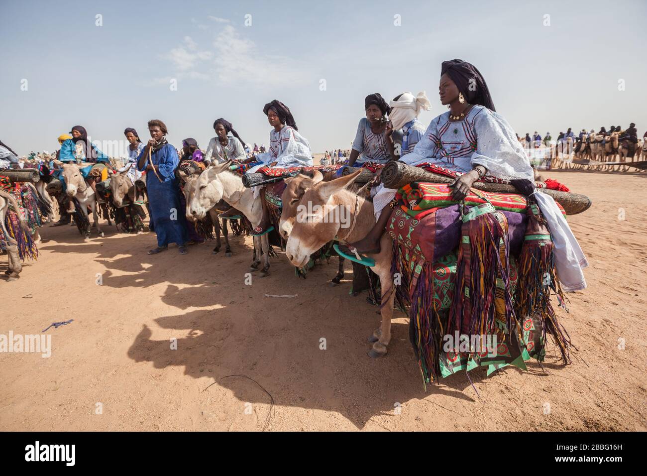 Ingall, Niger: Wodaabe nomads women in colorful traditional clothes at Curee Sale festival Stock Photo