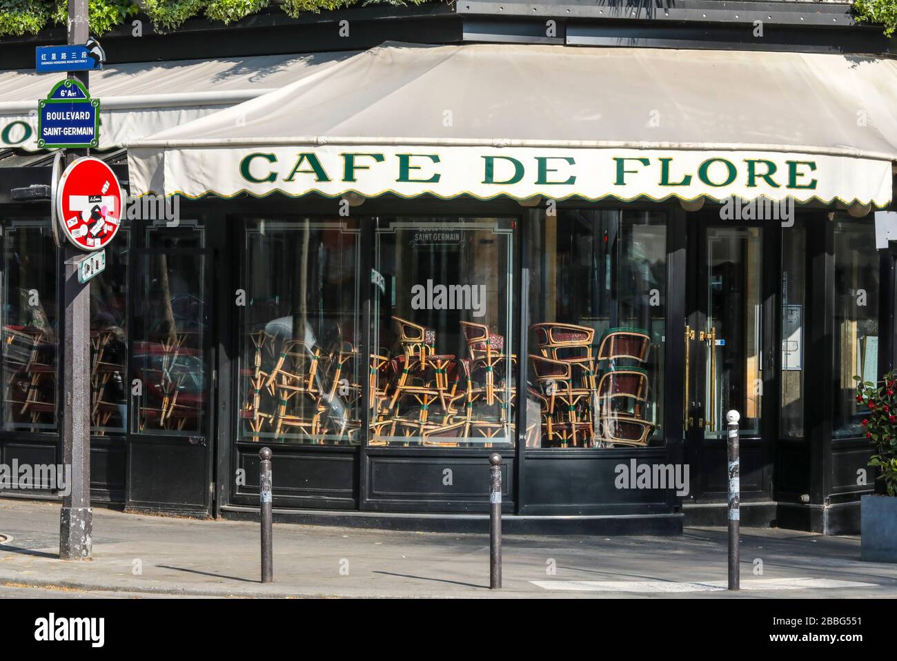 CORONAVIRUS: CAFES CLOSED, CONFINED CHAIRS  PARIS Stock Photo