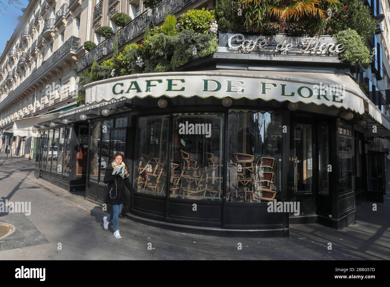 CORONAVIRUS: CAFES CLOSED, CONFINED CHAIRS PARIS Stock Photo - Alamy