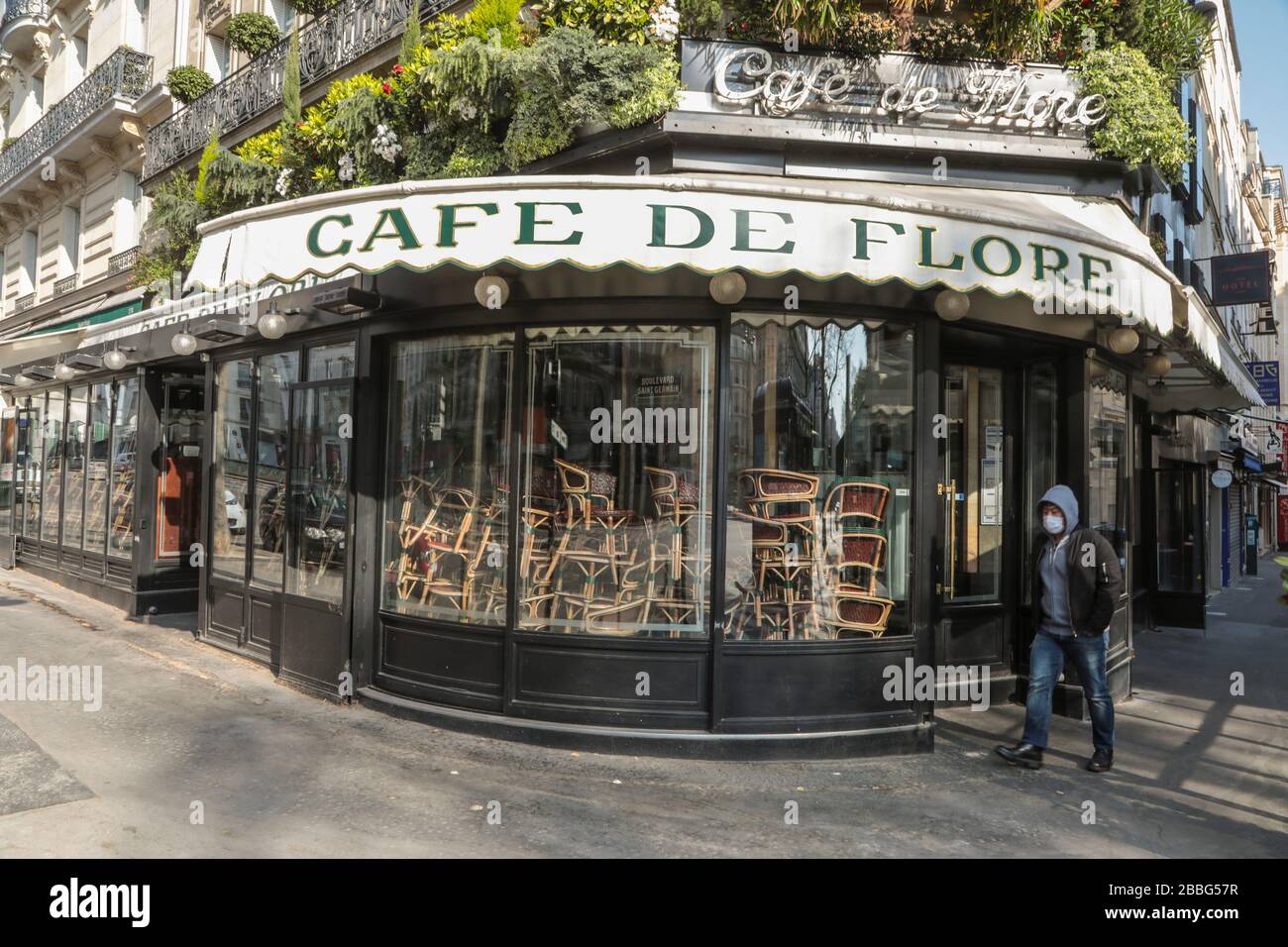 CORONAVIRUS: CAFES CLOSED, CONFINED CHAIRS PARIS Stock Photo - Alamy