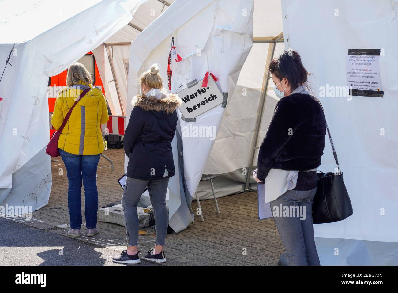 Dortmund, 31.3.2020: Am Klinikum Nord in Dortmund gibt es ein Corona-Testzentrum. In Zelten und Containern können Menschen auf das Virus untersucht werden. Foto: Personen warten auf den Test.   ---   Dortmund/Germany, March 31, 2020: Corona test center at the Klinikum Nord (Clinic North) in Dortmund/Germany. In tents and containers People can be examined for the virus. Photo: People are waiting for the test. Stock Photo