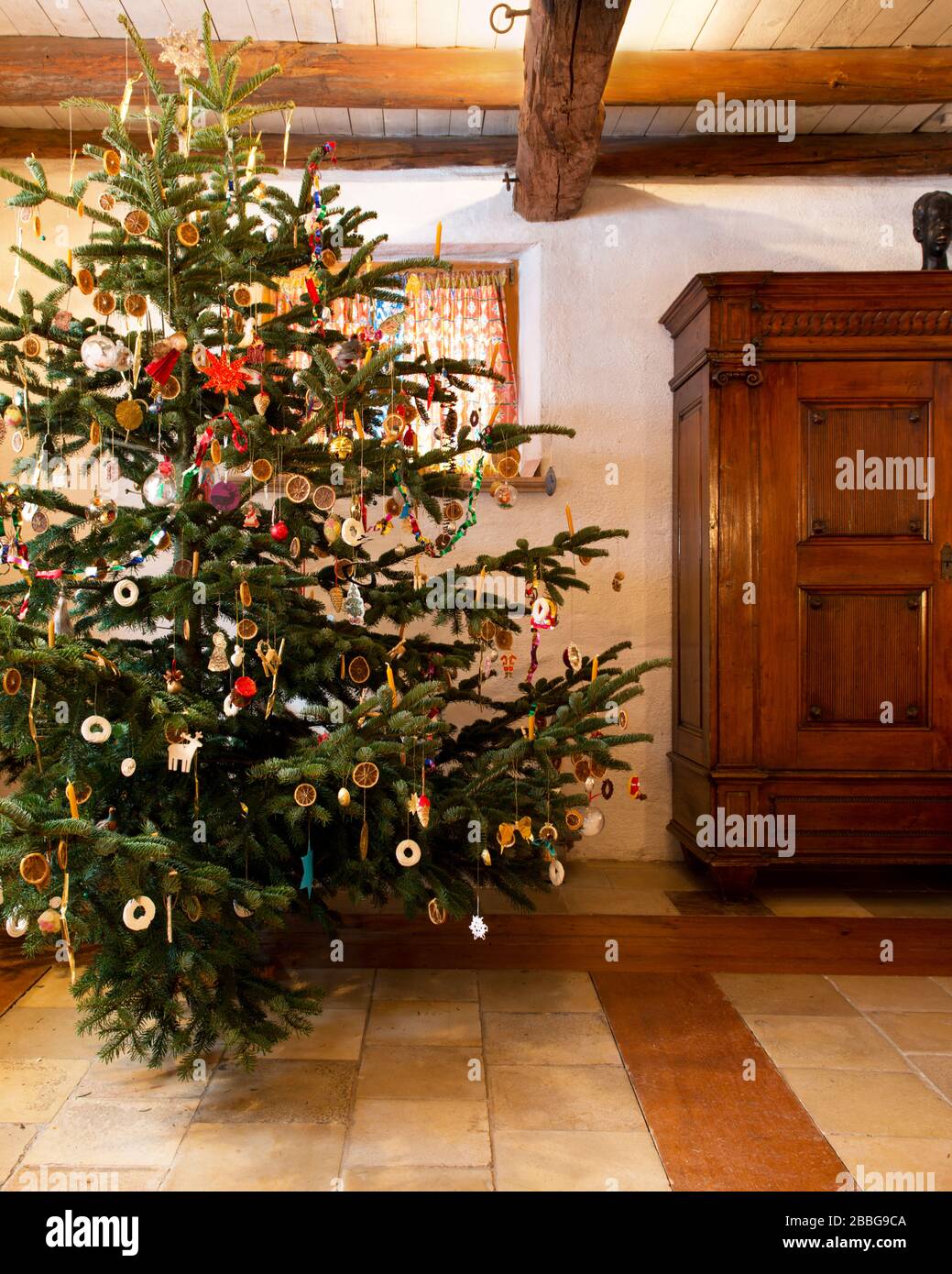decorated Christmas tree in country style living room Stock Photo - Alamy, image size:1039x1390