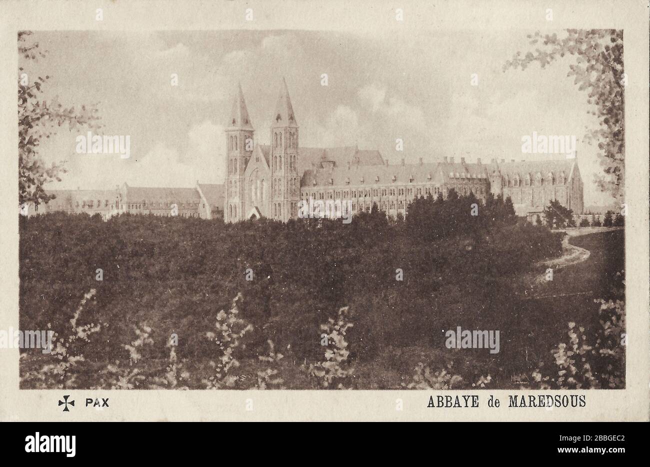 Postcard from 1900-1920 showing the Maredsous Abbey (l'Abbaye de Maredsous or Abdij de Maredsous) is a Benedictine monastery at Denée near Namur in Be Stock Photo