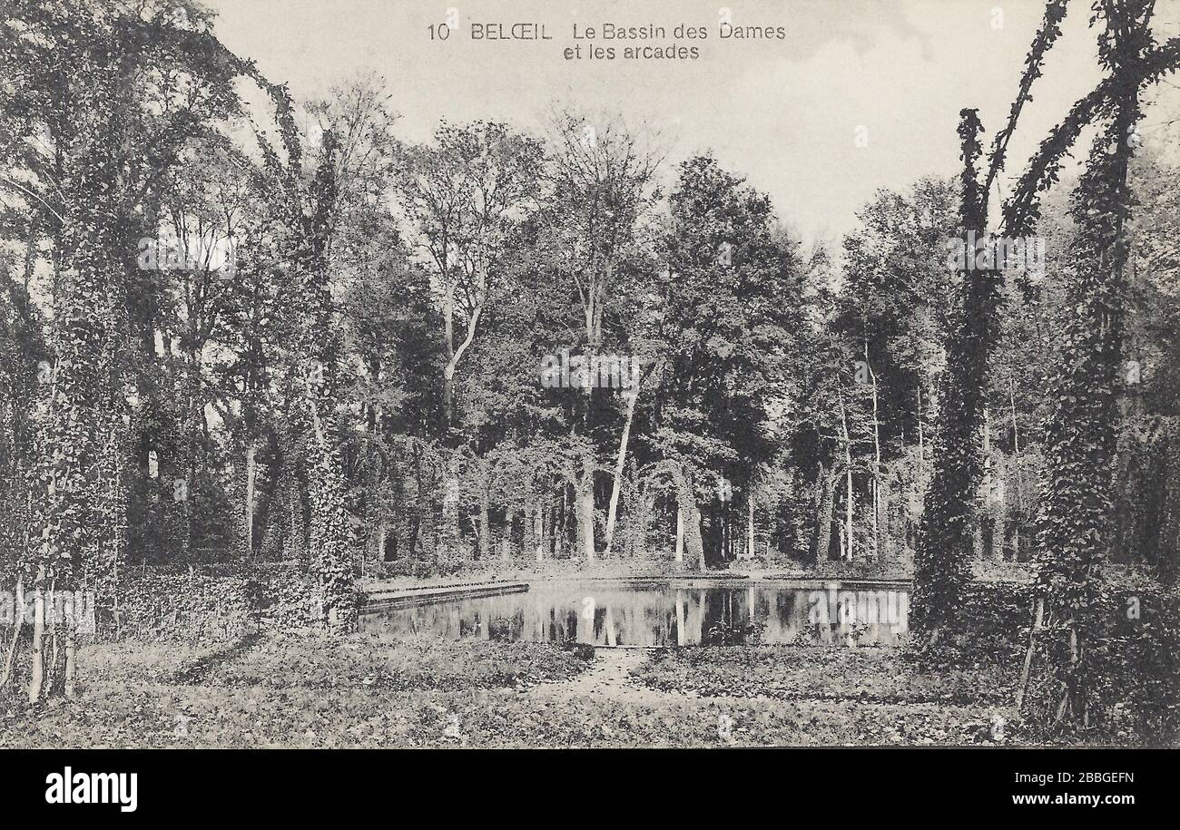 Vintage postcard from 1910-1930ies from the edition Georges Dath. at Château de Belœil, 10. 'Le bassin des Dames et les arcades', situated in the muni Stock Photo