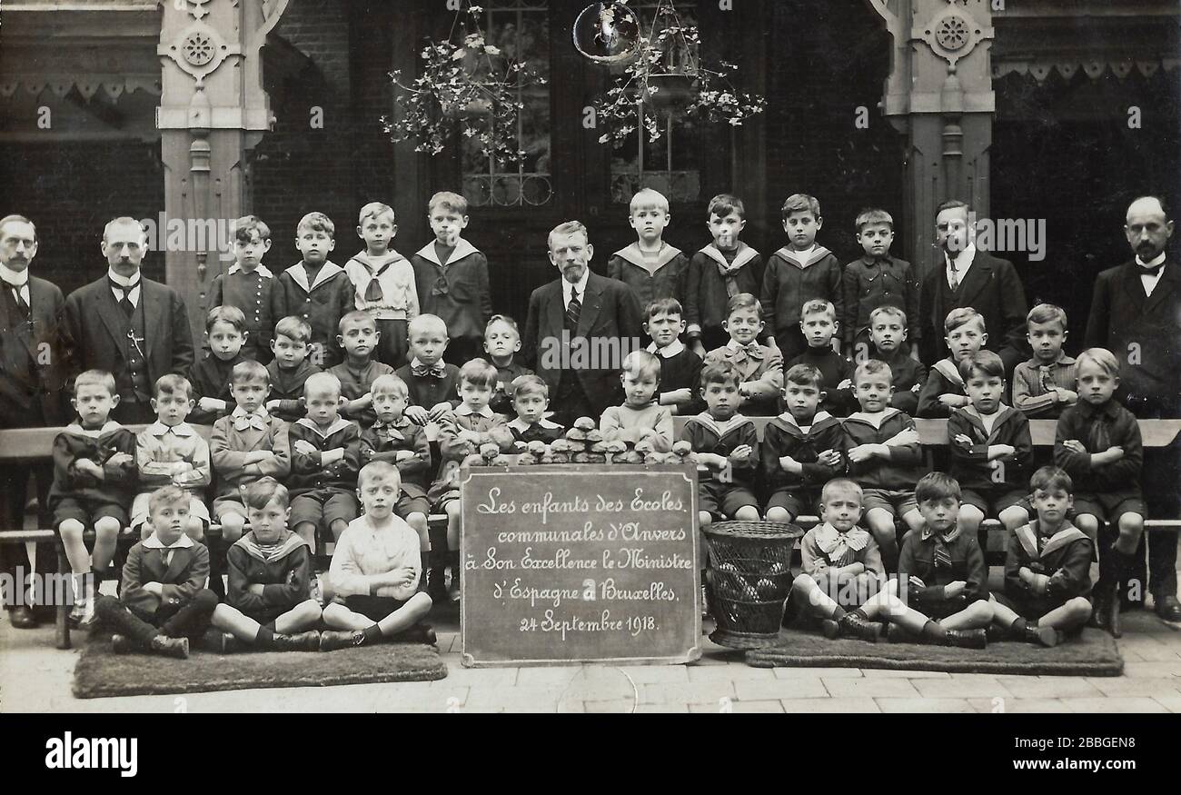 Vintage schoolphoto of boysschool Antwerpen (Antwerp) dating back to 1918 at the end of the first world war, showing a group class of boys children ar Stock Photo