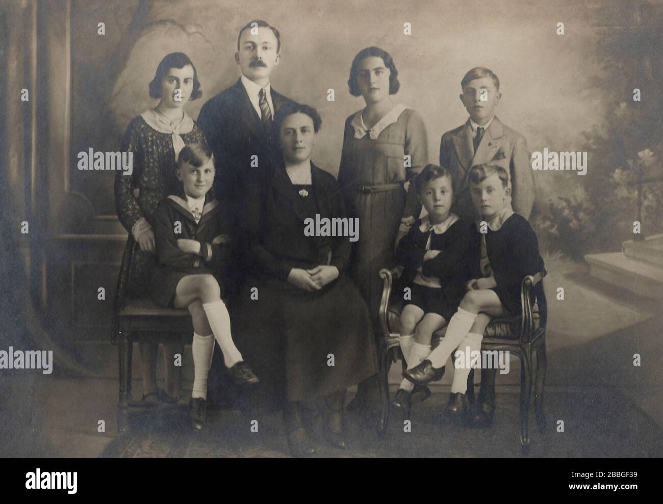 Very stylish studio family photograph from around 1920, showing a possibly bourgeoisie class family with 6 children in Antwerp, Belgium Stock Photo