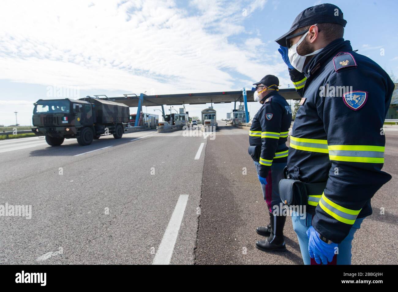 Ferrara, Italy. 31st Mar, 2020. Italian army's trucks transport the bodies of people dead in Bergamo (Italy) due to coronavirus infection to the cremation temple in Ferrara, Italy. In the photo: police men greet the army trucks. Credit: Filippo Rubin/Alamy Live News Stock Photo