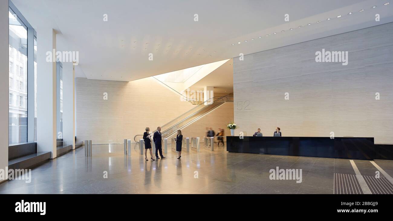 Double-height entrance lobby. 52 Lime Street - The Scalpel, London, United Kingdom. Architect: Kohn Pedersen Fox Associates (KPF), 2018. Stock Photo