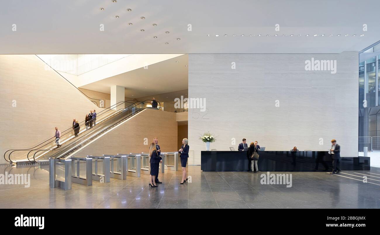 Double-height entrance lobby. 52 Lime Street - The Scalpel, London, United Kingdom. Architect: Kohn Pedersen Fox Associates (KPF), 2018. Stock Photo