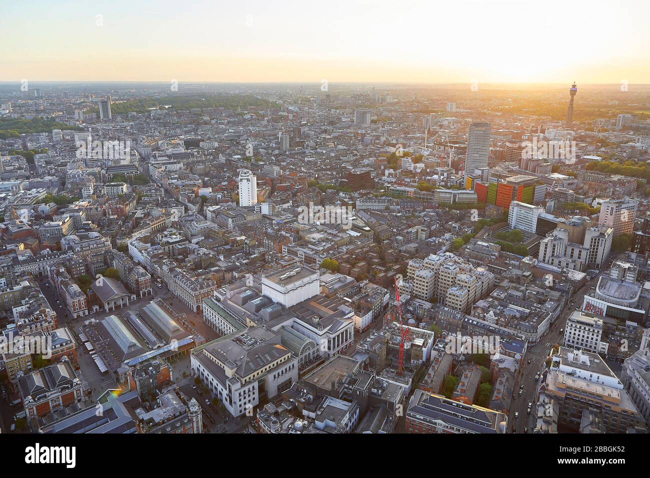 Sunset view of city sprawl. 52 Lime Street - The Scalpel, London, United Kingdom. Architect: Kohn Pedersen Fox Associates (KPF), 2018. Stock Photo