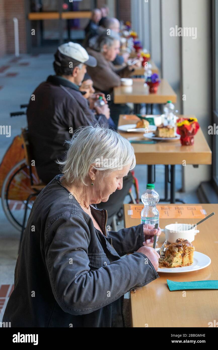 Hilfsangebote des Erzbistums Koeln fŸr Obdachlose im Erzbischoeflichen Priesterseminar in der aktuellen Corona-Pandemie  Obdachlose beim Mittagessen Stock Photo