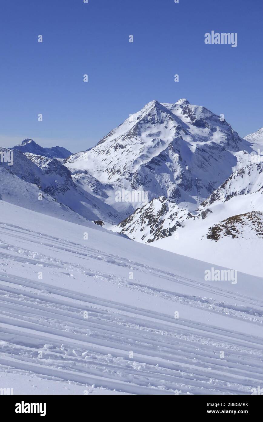 Bivio, Skitour auf den Piz dal Sasc. Blick auf Piz Duan. Stock Photo