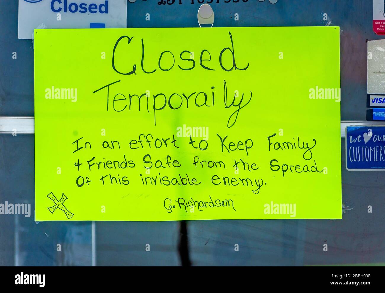 A sign announces a beauty shop’s temporary closure due to COVID-19, March 29, 2020, in Theodore, Alabama. Stock Photo