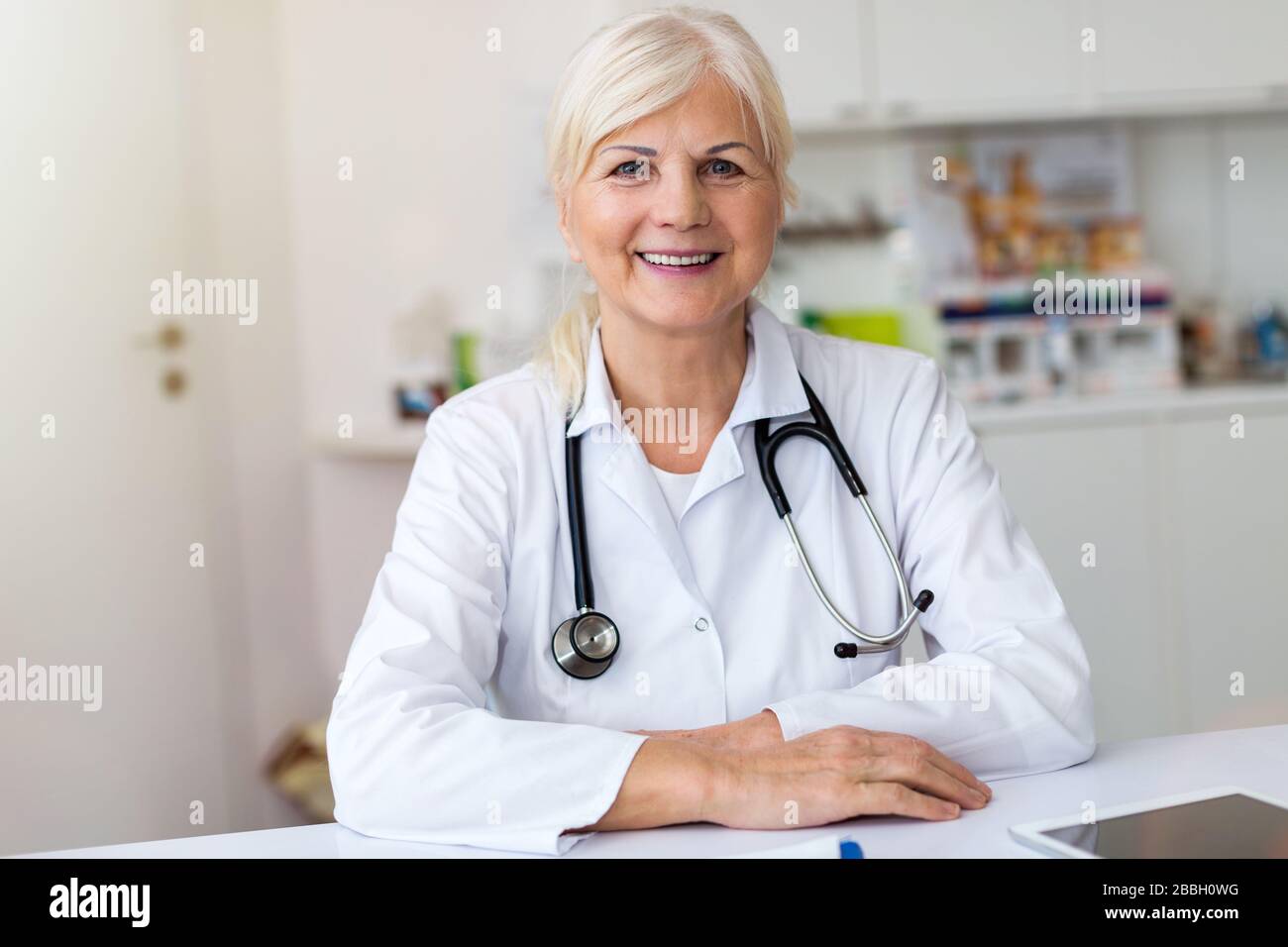 Senior lady doctor medicine hi-res stock photography and images - Alamy