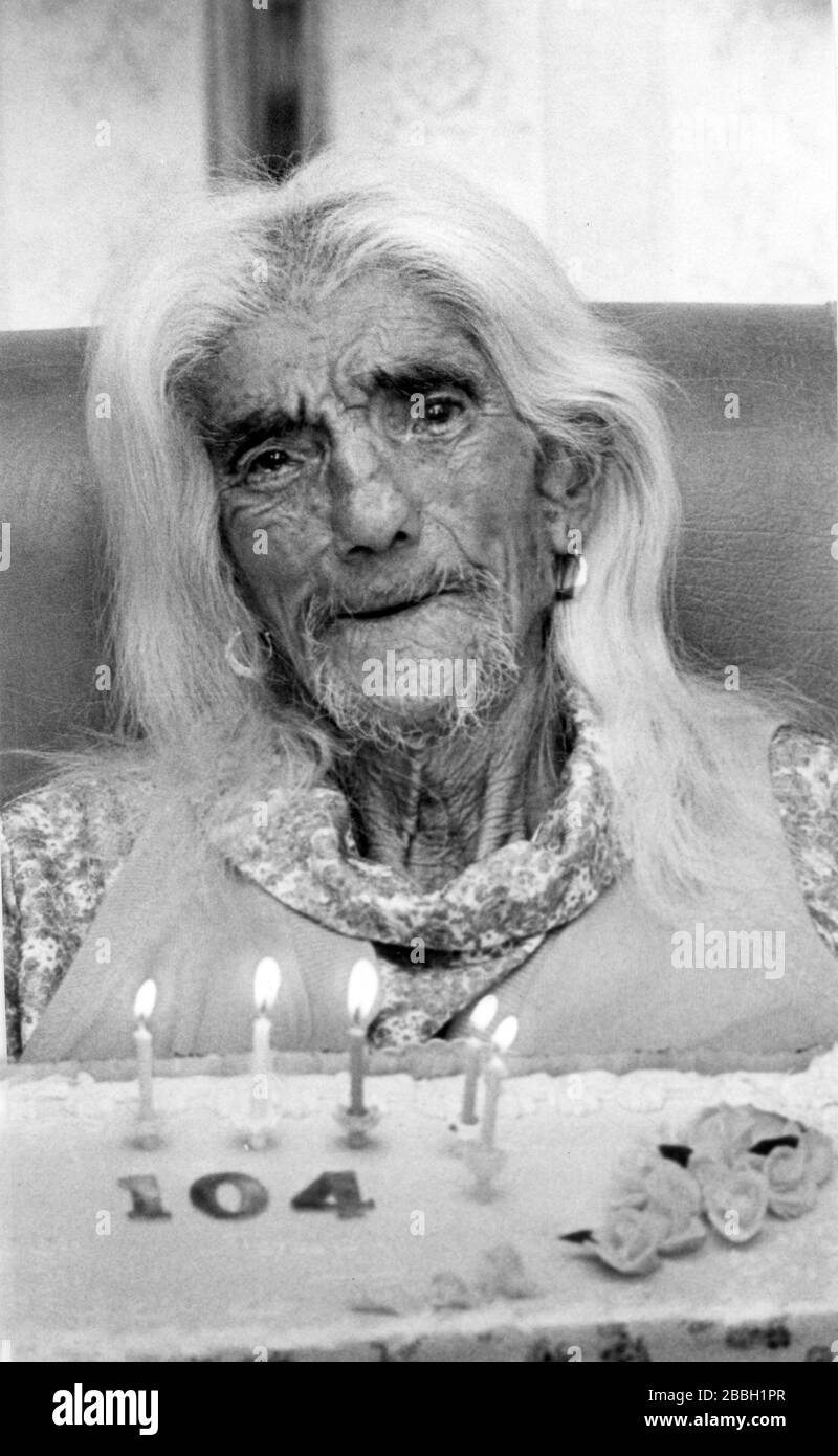 Gypsy woman Sarah Locke aged 104 in 1984. 1980s elderly romany traveller Britain Uk England English Stock Photo