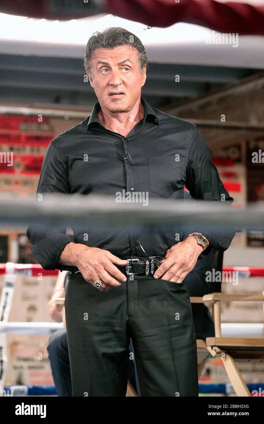 aanraken Neem een ​​bad Schots PHILADELPHIA, PA - NOVEMBER 6 : ***HOUSE COVERAGE Sylvester Stallone  pictured in the boxing ring after a world press conference for Creed at Front  Street Gym in Philadelphia, Pa on November 6,