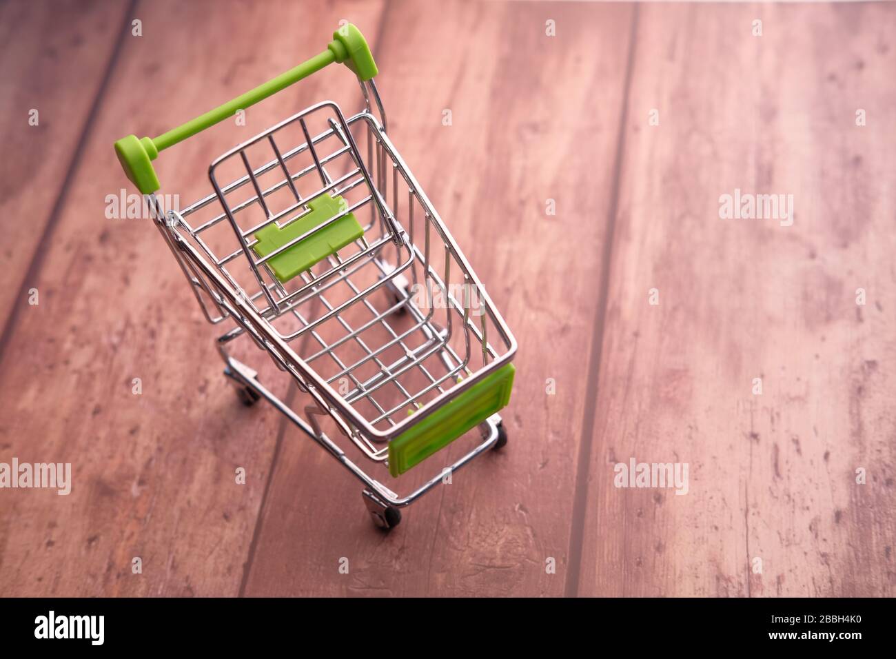 shopping cart on wooden table, online shopping Stock Photo Alamy