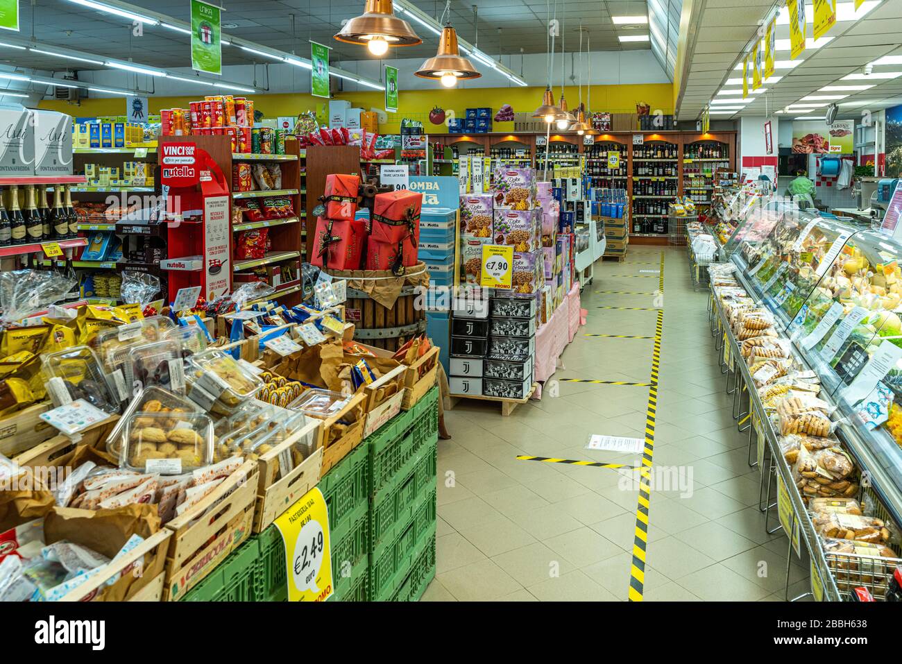 Empty supermarkets due to the Covid 19 pandemic, Coronavirus, despite the shelves full of merchandise. Abruzzo, Italy, Europe Stock Photo