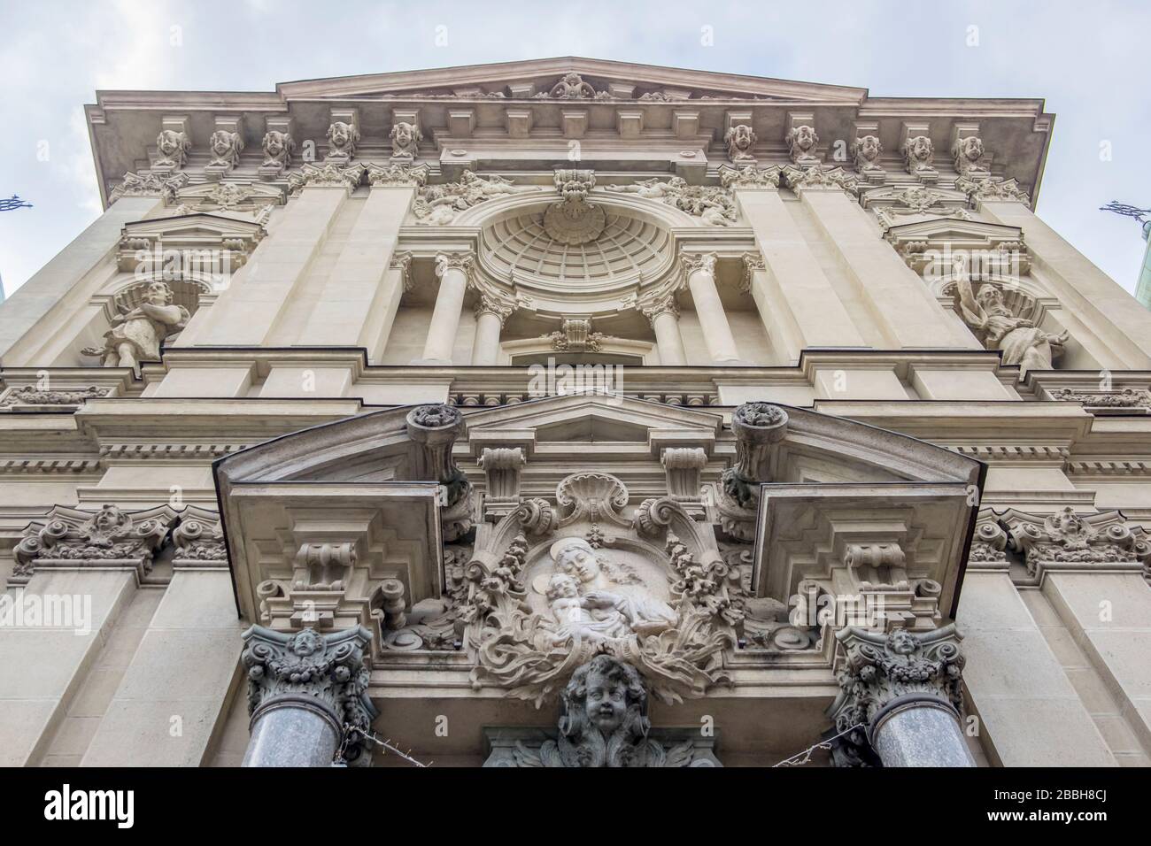Gothic statues on the wall. Milan, Italy Stock Photo Alamy
