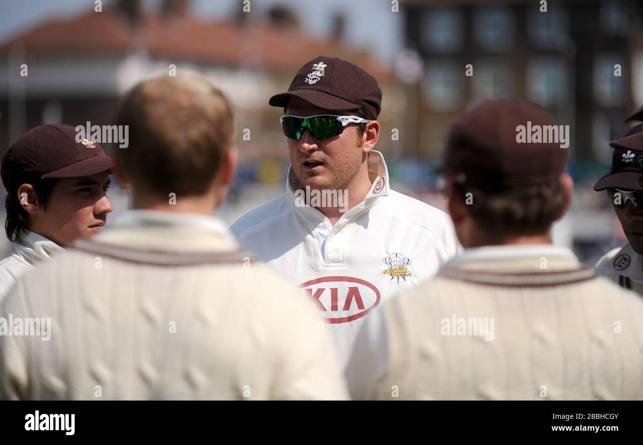 Surrey captain Graeme Smith talks to his players before the game Stock Photo