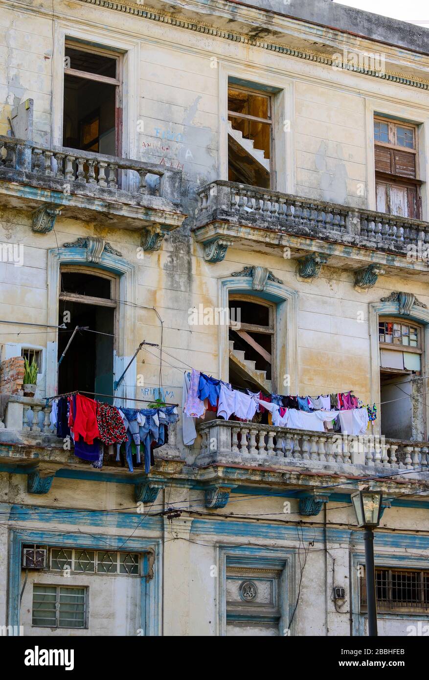 Building facade and laundry, Havana Vieja, Cuba Stock Photo