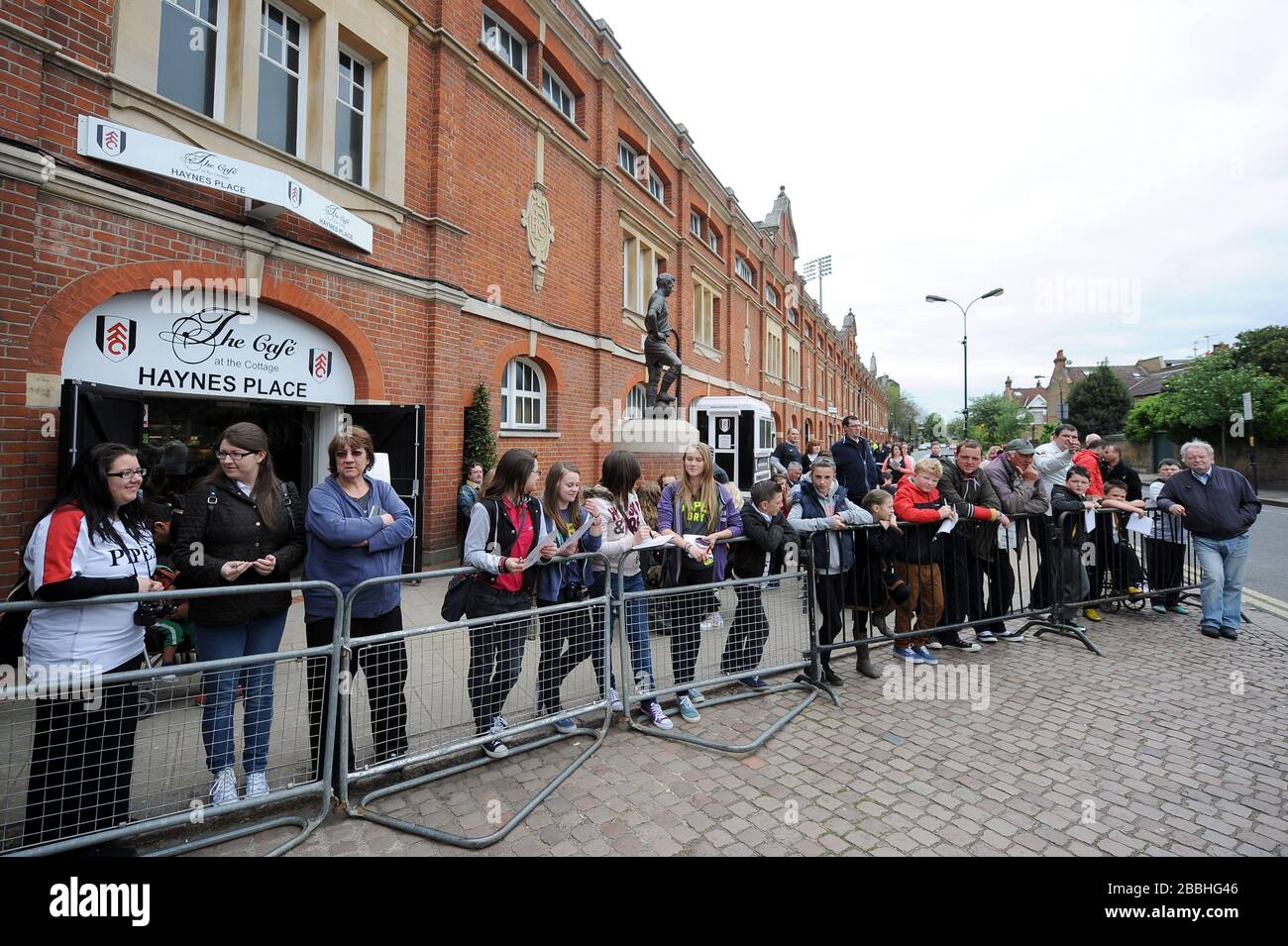 Fans queue outside football ground hi-res stock photography and images ...