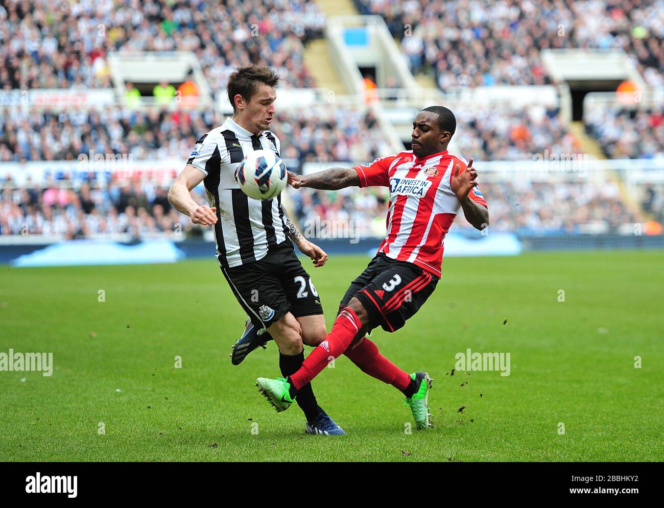 Sunderland's Danny Rose (right) and Newcastle United's Mathieu Debuchy (left) battle for the ball Stock Photo