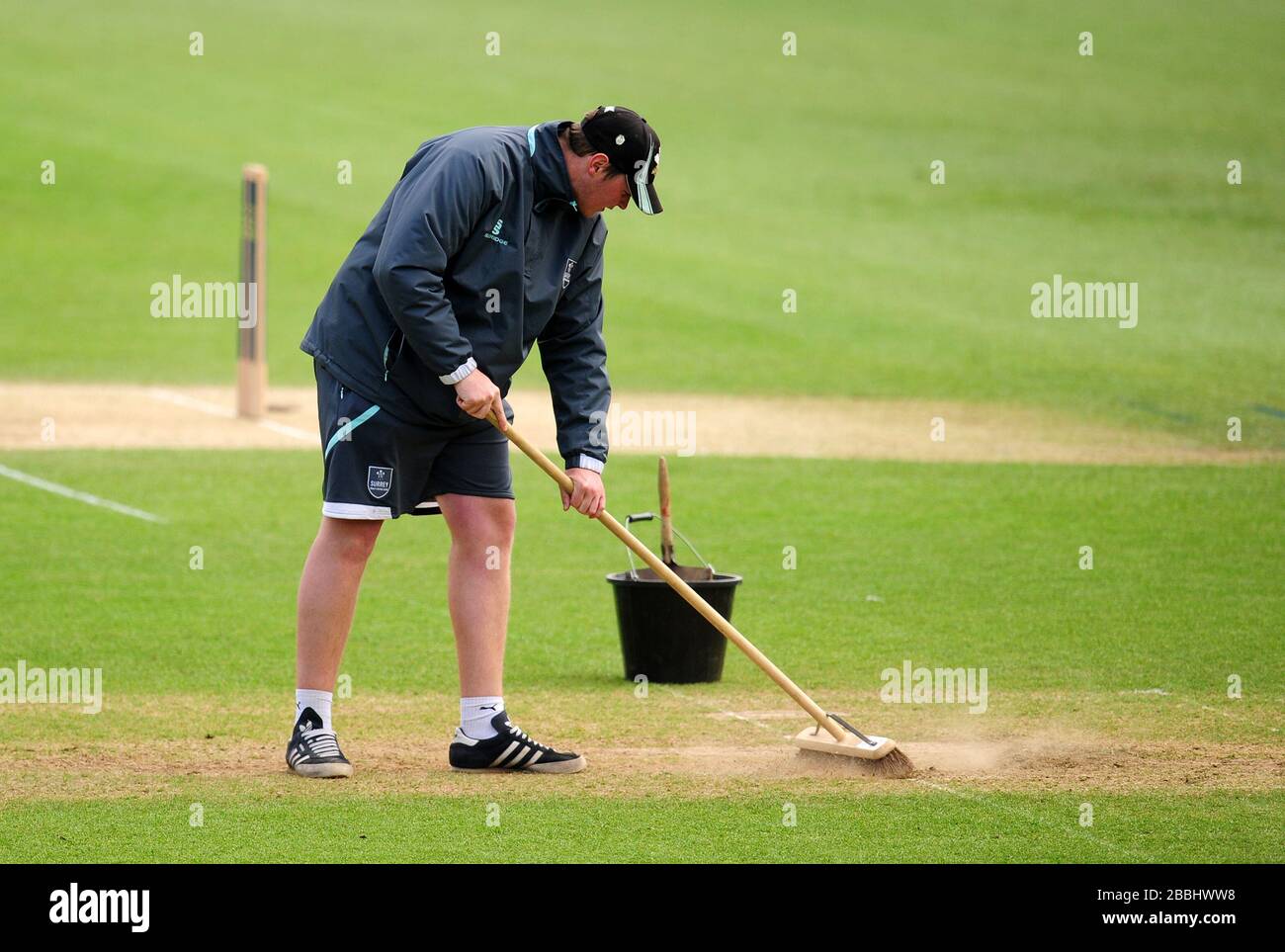 Groundstaff On Pitch Hi-res Stock Photography And Images - Alamy