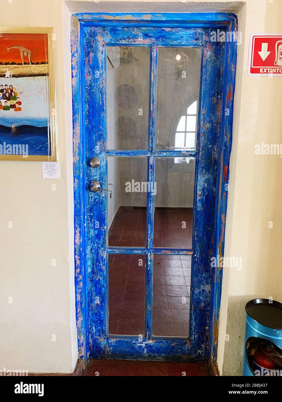 Puerta azul hi-res stock photography and images - Alamy