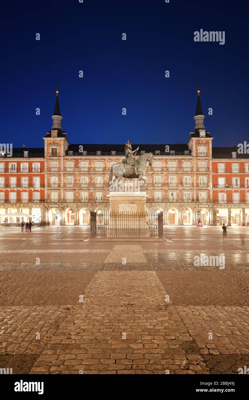Plaza Mayor At Night With Historical Building In Madrid Spain Stock plaza-mayor-at-night-with-historical-building-in-madrid-spain-stock
