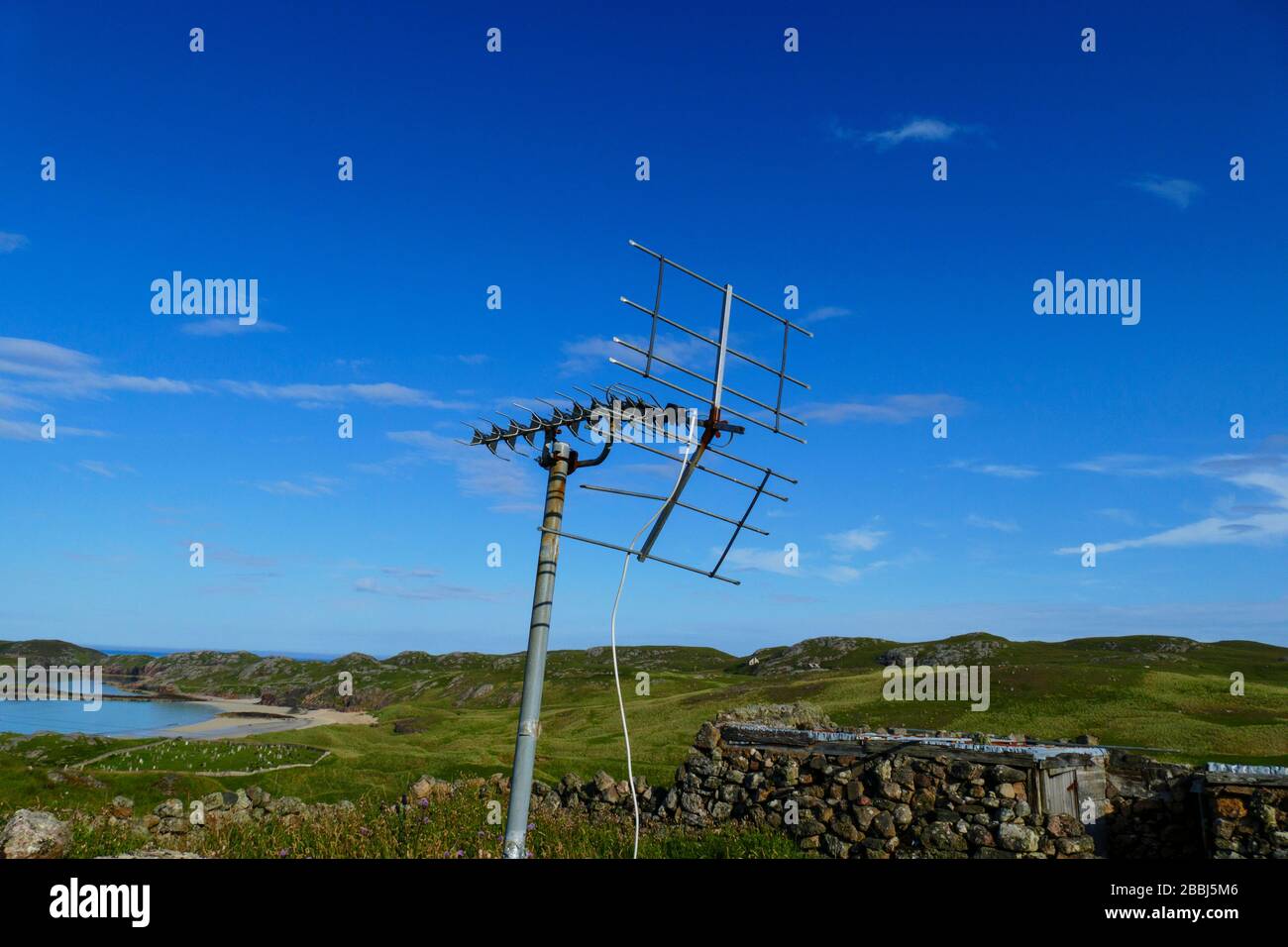 Antenne für den Fernsehempfang ragt über die Oldshoremore Bucht Stock Photo