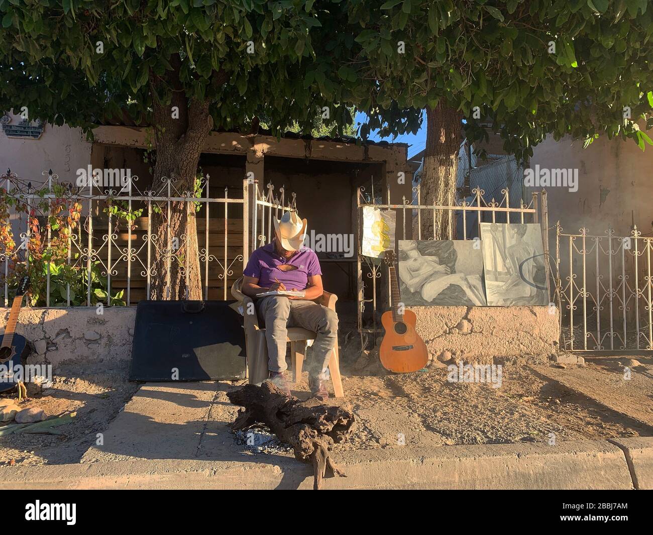 Vaquero afuera de una casa en barrio popular en Hermosillo, Sonora Mexico Stock Photo
