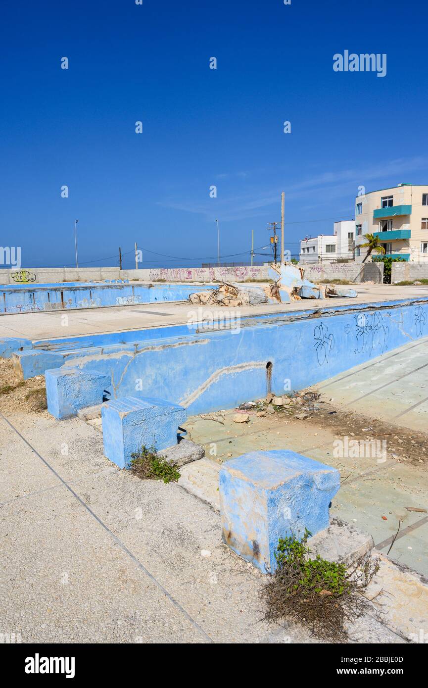 Crumbling swinmming pool at Parque Jose Marti, Vedado,  Havana, Cuba Stock Photo